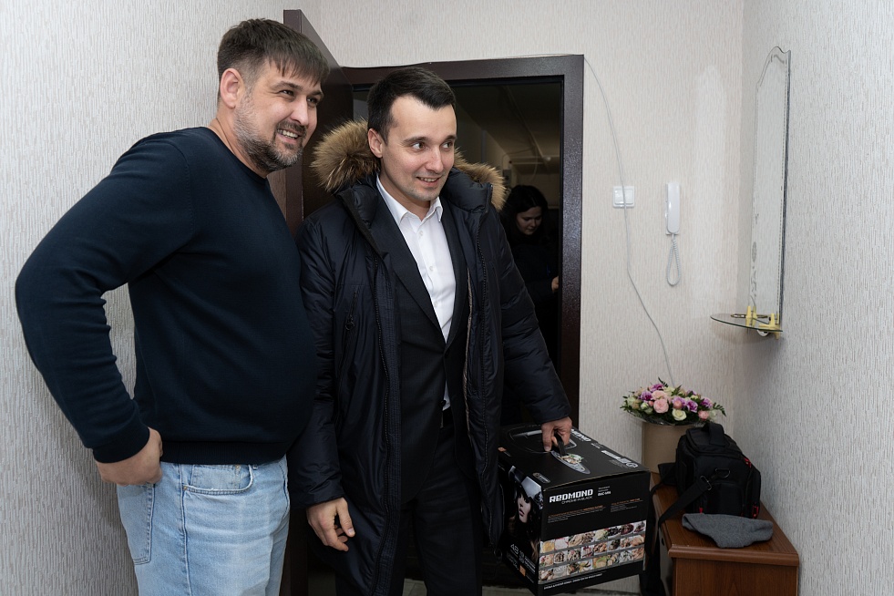 «Спасибо за возможность»: министр молодёжи Татарстана навестил семью из Нижнекамска, которая приобрела квартиру по соципотеке 