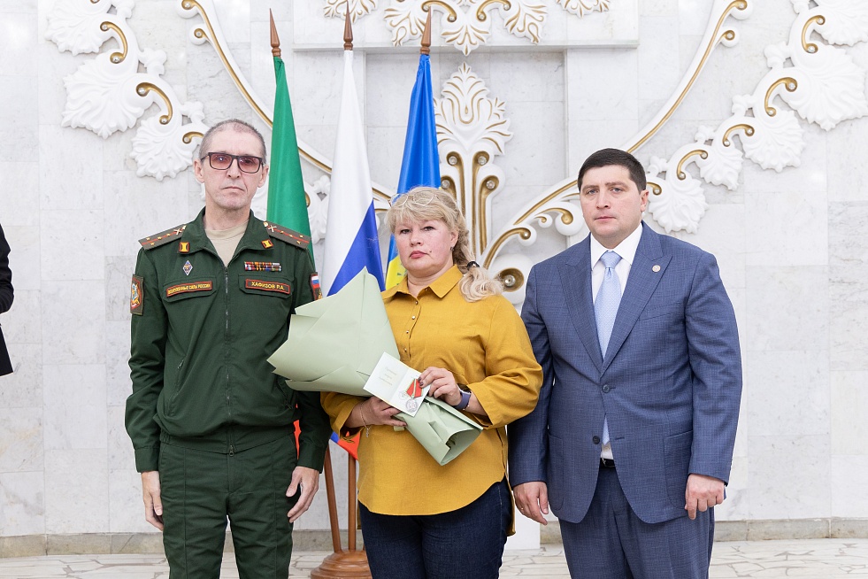 Нижнекамск помнит своих героев: Радмир Беляев вручил награды семьям погибших героев СВО