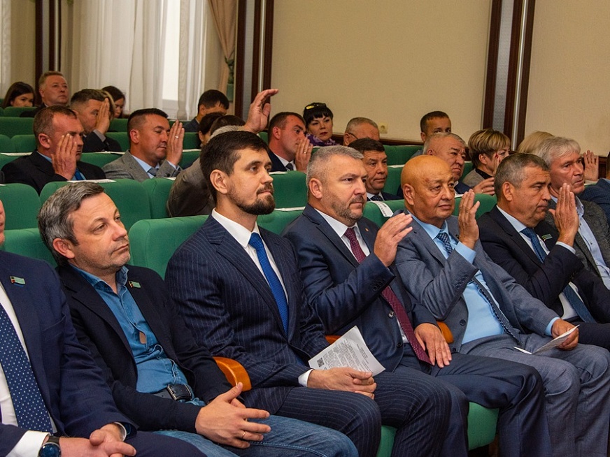 Ряд вопросов: в Нижнекамске прошли сессии Совета НМР и городского Совета 