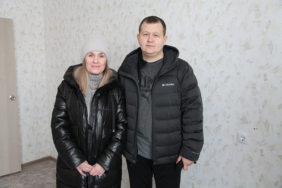 «Дети готовы переехать хоть завтра»: семьям из Нижнекамска вручили ключи от новых квартир 