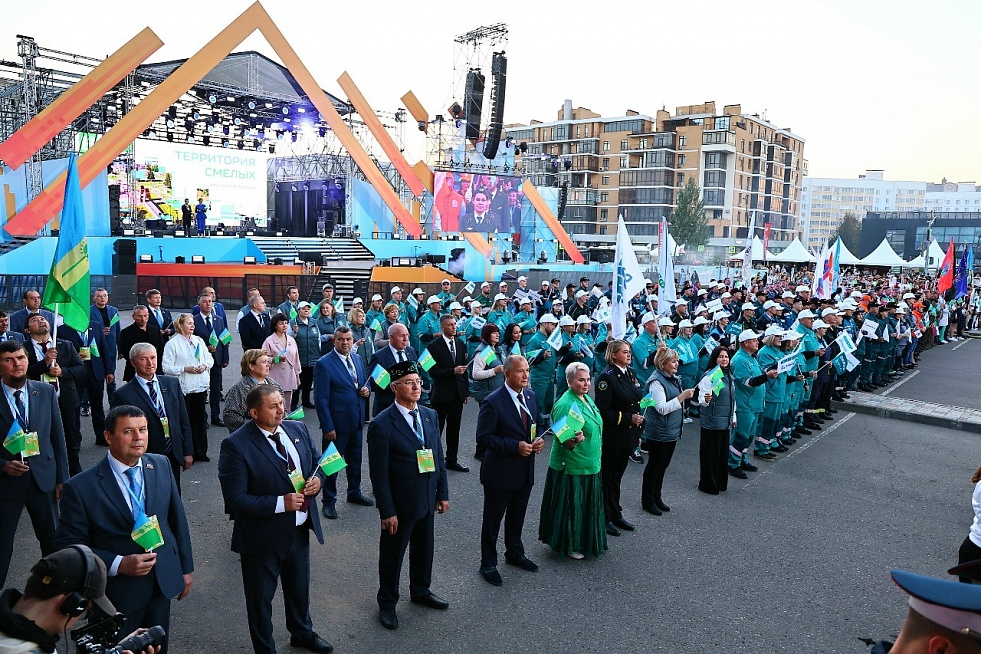 Почетные гости праздника поздравили нижнекамцев с Днем города 